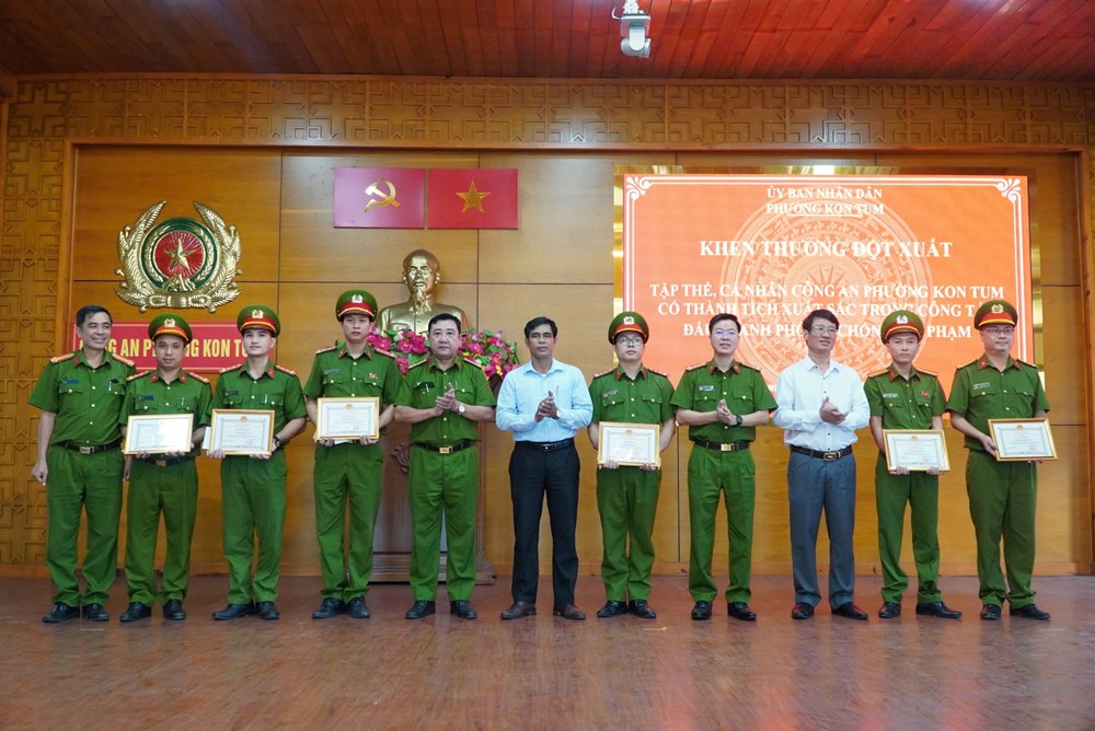 Triệt phá nhanh băng nhóm cắt trộm dây cáp điện, Công an phường Kon Tum được khen thưởng đột xuất - ảnh 2
