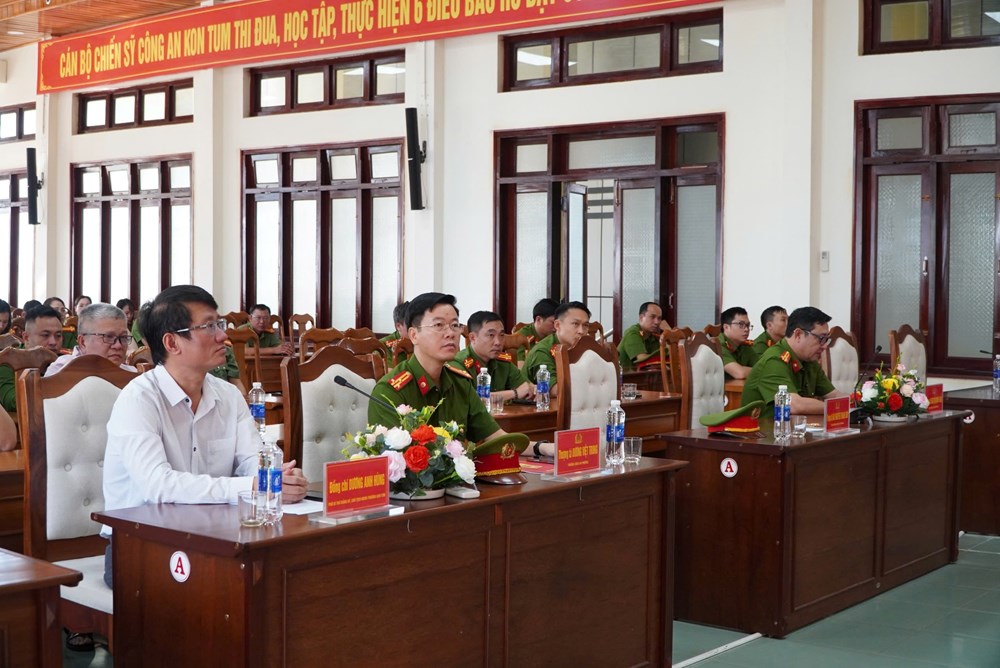 Triệt phá nhanh băng nhóm cắt trộm dây cáp điện, Công an phường Kon Tum được khen thưởng đột xuất - ảnh 1