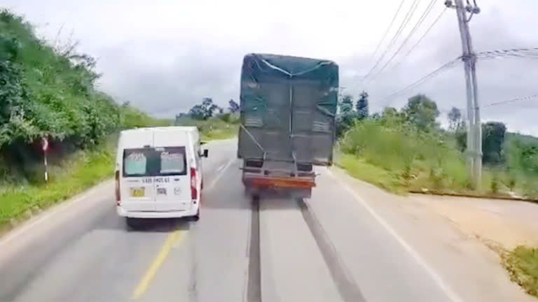 Xử phạt tài xế xe khách vượt ẩu nhờ clip người dân ghi lại - ảnh 1