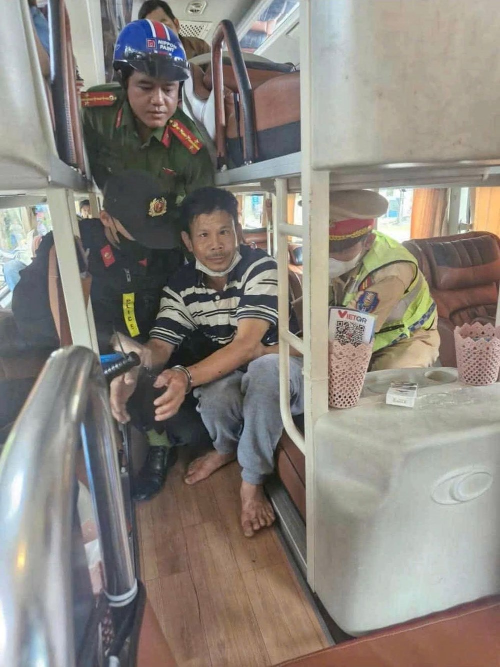 Bắt nghi phạm chém 2 người nguy kịch sau hơn 15 giờ lẩn trốn - ảnh 1