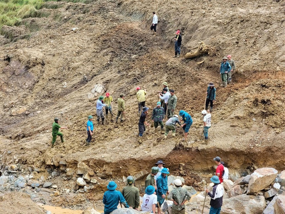 Mở đường mòn, tiếp tế lương thực cho người dân bị cô lập ở Ngọc Linh - ảnh 2