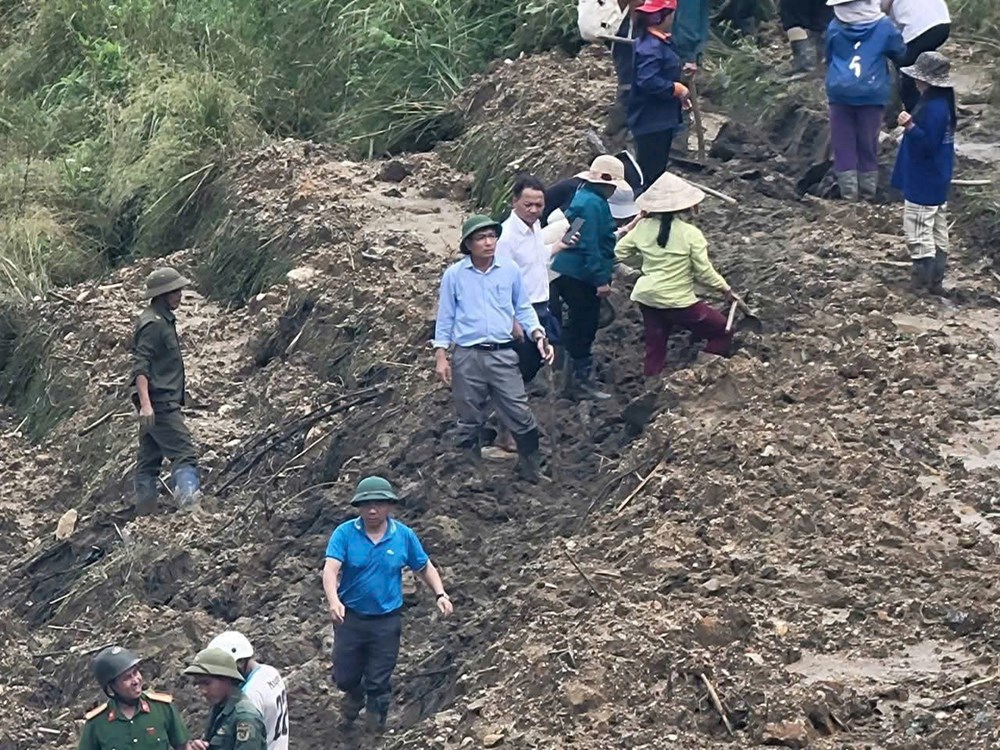 Mở đường mòn, tiếp tế lương thực cho người dân bị cô lập ở Ngọc Linh - ảnh 1