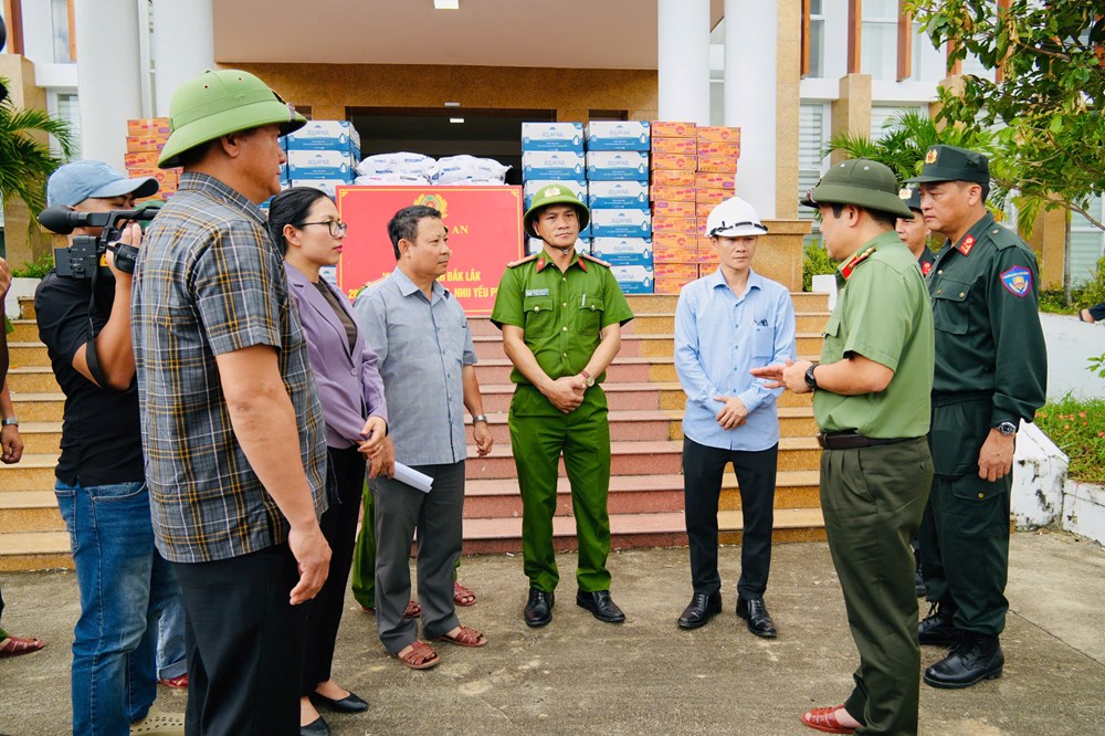Bộ Công an hỗ trợ người dân Đắk Lắk khắc phục hậu quả bão số 13 - ảnh 1