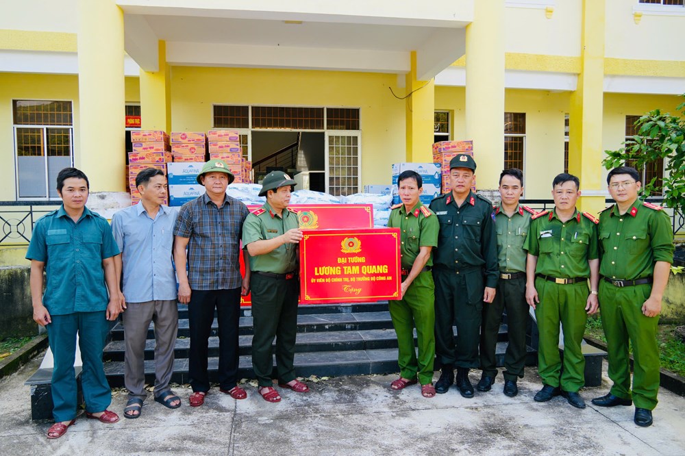 Bộ Công an hỗ trợ người dân Đắk Lắk khắc phục hậu quả bão số 13 - ảnh 3