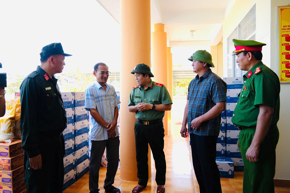 Bộ Công an hỗ trợ người dân Đắk Lắk khắc phục hậu quả bão số 13 - ảnh 2