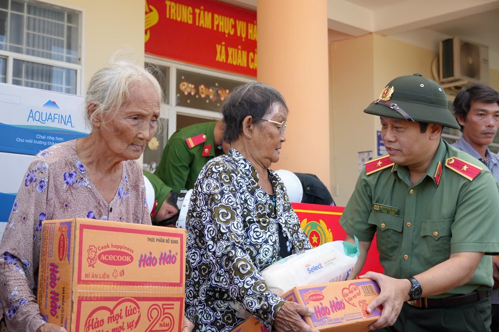 Bộ Công an hỗ trợ người dân Đắk Lắk khắc phục hậu quả bão số 13 - ảnh 4