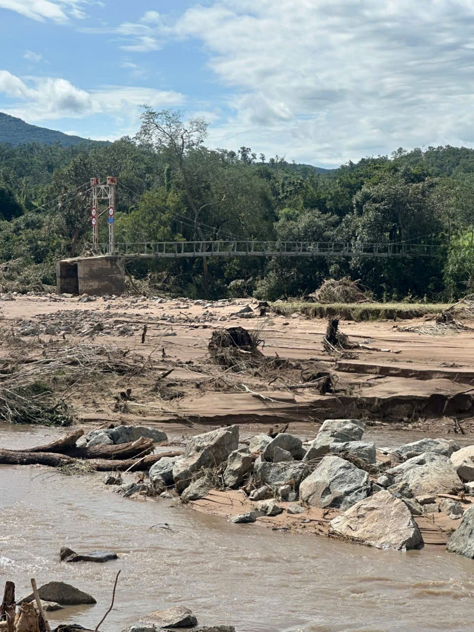 Gia Lai: Hơn 1.000 người dân bị cô lập do đường vào làng Hrách bị lũ cuốn trôi - ảnh 2