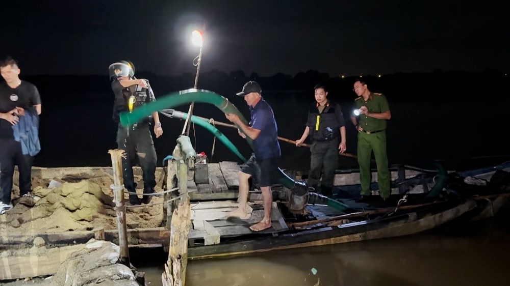 Quảng Ngãi triệt phá đường dây khai thác cát trái phép quy mô lớn trên sông Trà Khúc - ảnh 2