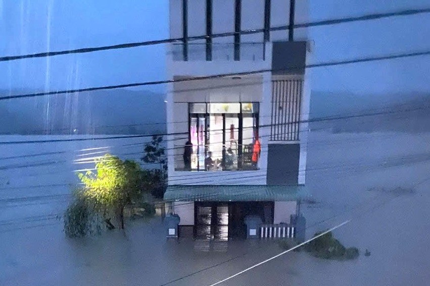 Đắk Lắk: Nước lũ dâng chạm nóc nhà, nhiều người dân lên mạng xã hội cầu cứu trong đêm - ảnh 1