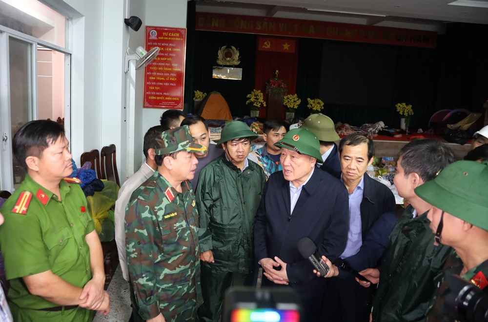 Phó Thủ tướng Nguyễn Hòa Bình yêu cầu dồn mọi nguồn lực hỗ trợ dân vùng lũ Đắk Lắk - ảnh 3