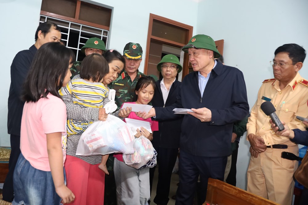 Phó Thủ tướng Nguyễn Hòa Bình yêu cầu dồn mọi nguồn lực hỗ trợ dân vùng lũ Đắk Lắk - ảnh 1