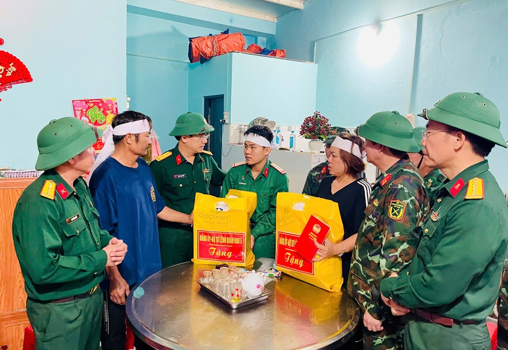 Quân khu 5 chia sẻ mất mát với gia đình chiến sĩ tại Đắk Lắk - ảnh 1