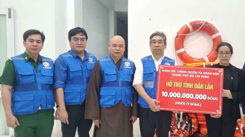 TP.HCM hỗ trợ Đắk Lắk 10 tỉ đồng, 500 tấn hàng hóa và lực lượng y tế hỗ trợ vùng lũ - ảnh 2