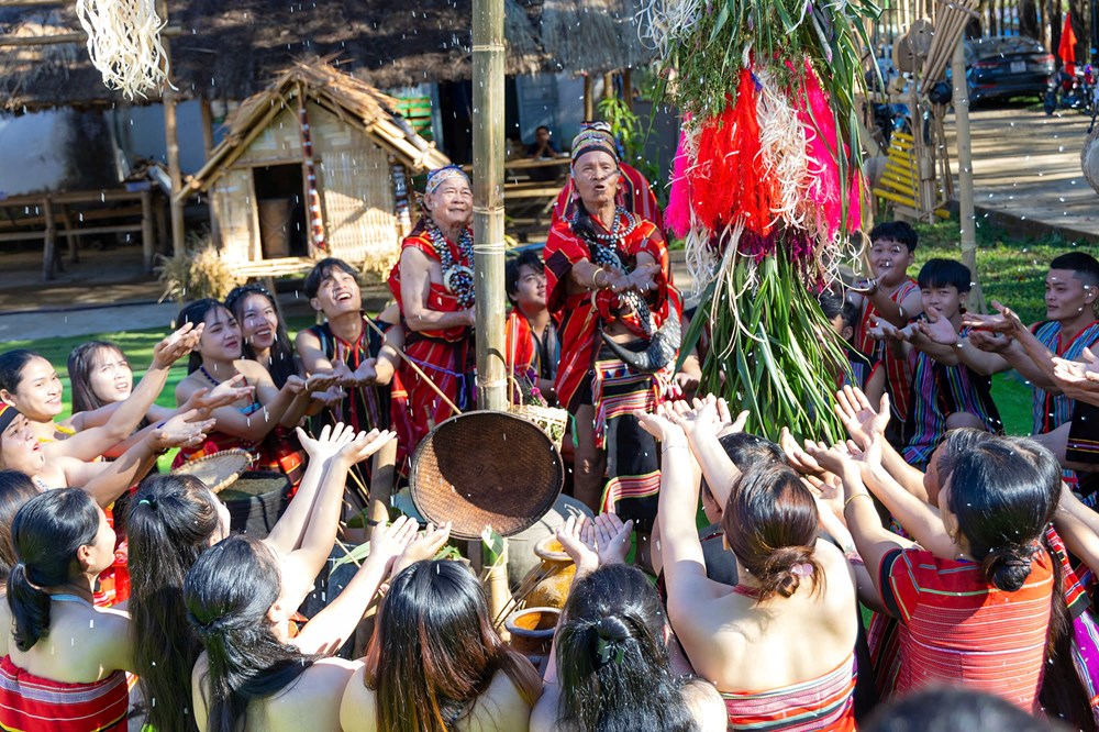 Quảng Ngãi: Bảo tồn văn hóa Giẻ Triêng qua lễ hội Mừng lúa mới ở Dục Nông - ảnh 4