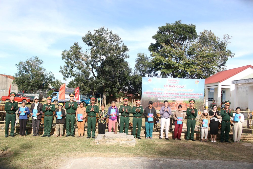 Sư đoàn 10 trao sinh kế bền vững cho người dân xã Ia Chim - ảnh 2