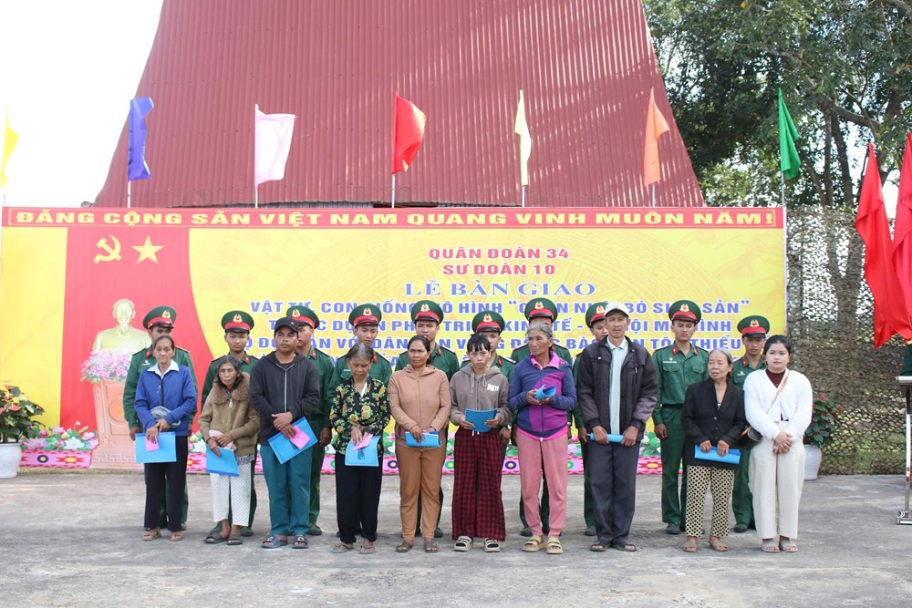 Sư đoàn 10 trao sinh kế bền vững cho người dân xã Ia Chim - ảnh 1