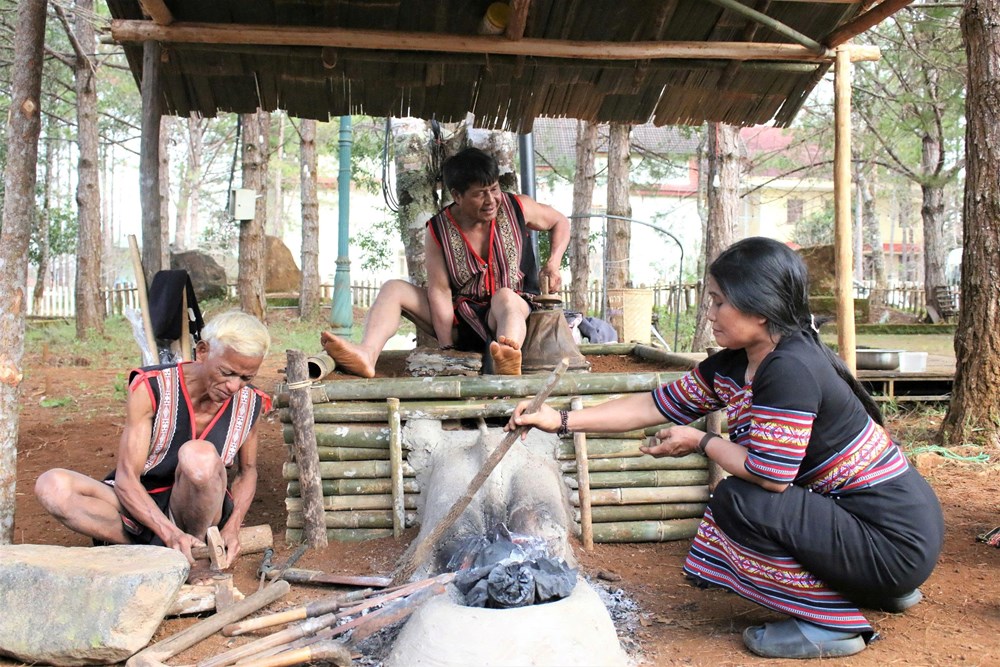 Trưng bày và trải nghiệm nghề thủ công truyền thống của dân tộc Xơ Đăng tại Măng Đen - ảnh 3