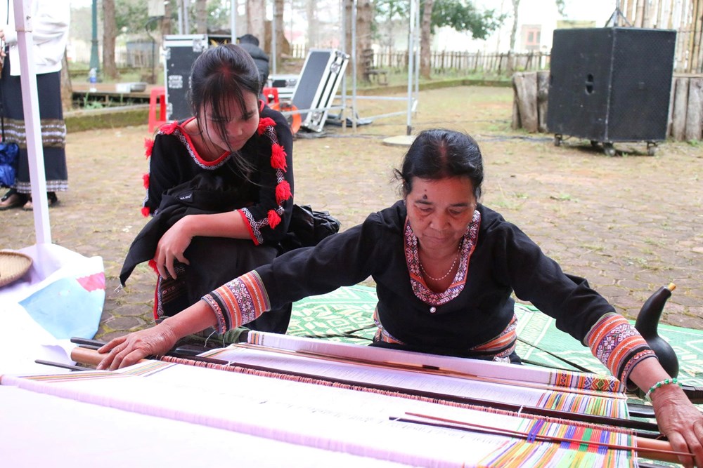 Trưng bày và trải nghiệm nghề thủ công truyền thống của dân tộc Xơ Đăng tại Măng Đen - ảnh 4