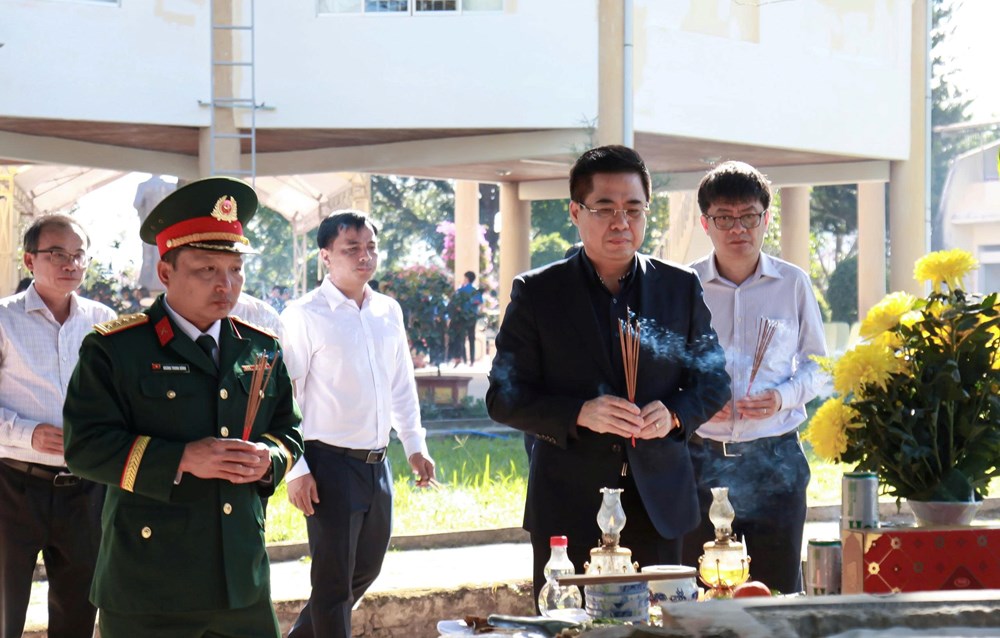 Lãnh đạo tỉnh Quảng Ngãi dâng hương tưởng niệm tại Di tích lịch sử Ngục Kon Tum - ảnh 3