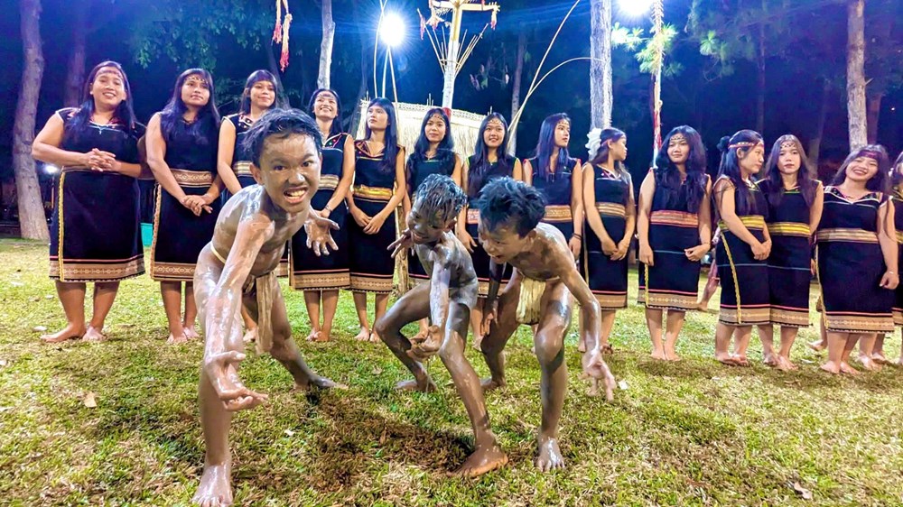 Gia Lai: Thanh niên làng Kon Sơ Lăl giữ lửa cồng chiêng - ảnh 2