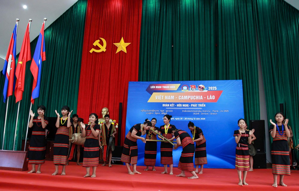 Lan tỏa bản sắc văn hóa ngã ba Đông Dương, thắt chặt giao lưu thanh niên Việt Nam - Lào - Campuchia - ảnh 1