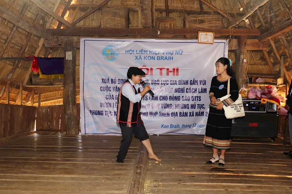 Lan tỏa thông điệp bình đẳng giới từ hội thi sân khấu hóa ở xã Kon Braih - ảnh 2