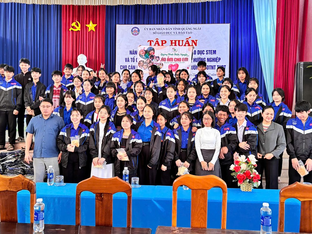 Báo Văn Hóa kết nối trao gần 1.200 áo ấm cho học sinh đồng bào DTTS phía Tây Quảng Ngãi - ảnh 4