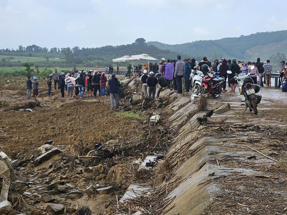 Đắk Lắk: Bê tông bờ kè sông Ba bất ngờ sập, 4 người tử vong khi đang trú mưa - ảnh 1