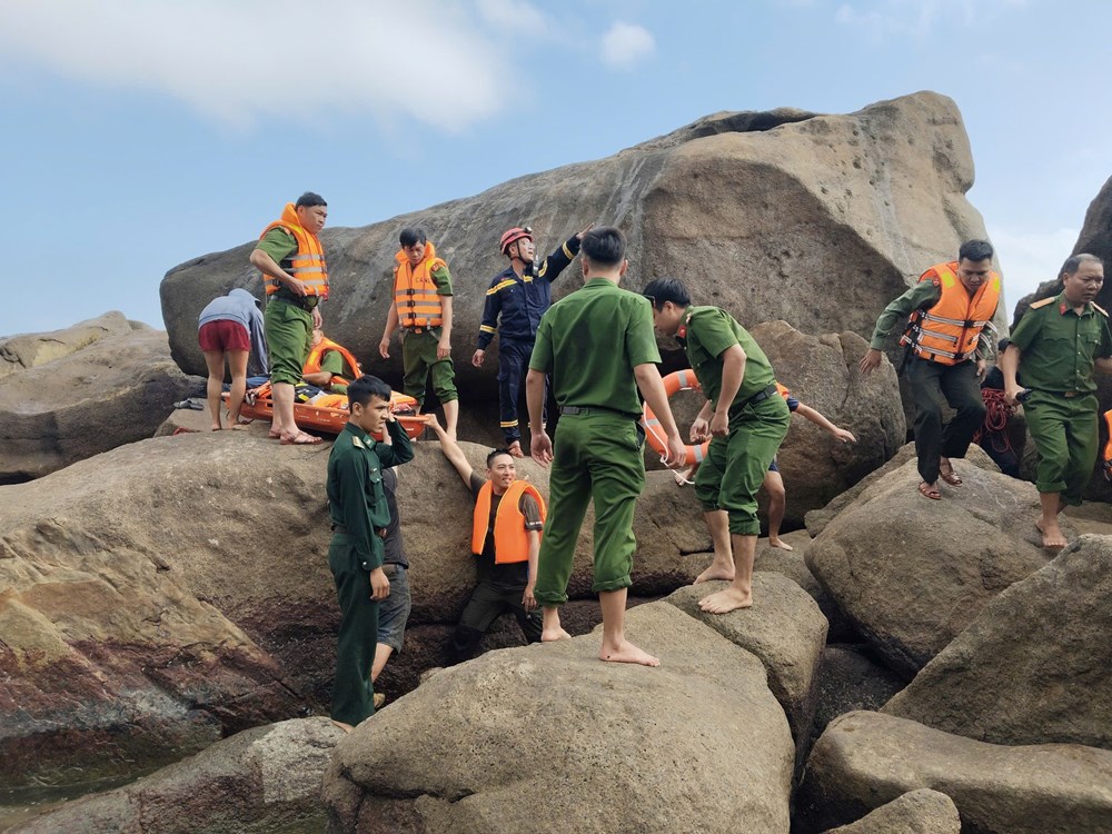 Đắk Lắk: Kịp thời giải cứu hai du khách nước ngoài bị mắc kẹt trong hốc đá khi tắm biển - ảnh 1