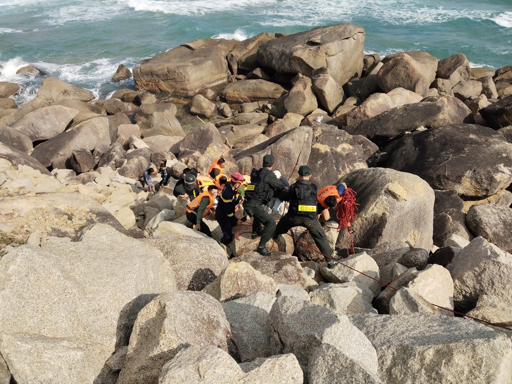 Đắk Lắk: Kịp thời giải cứu hai du khách nước ngoài bị mắc kẹt trong hốc đá khi tắm biển - ảnh 2