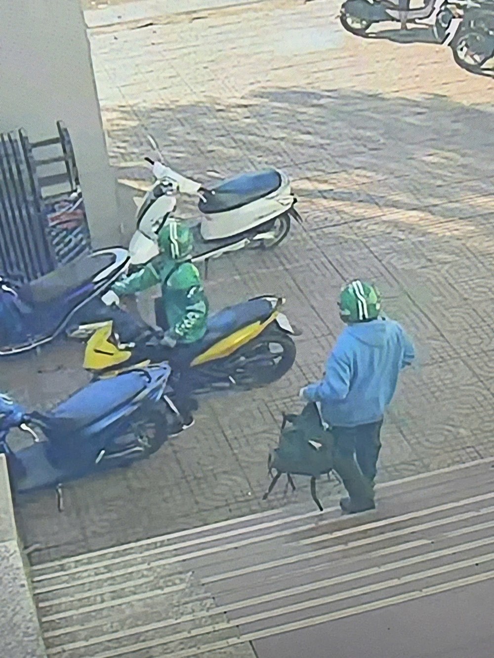 Gia Lai: Khẩn trương truy lùng hai đối tượng cướp ngân hàng giữa ban ngày - ảnh 1