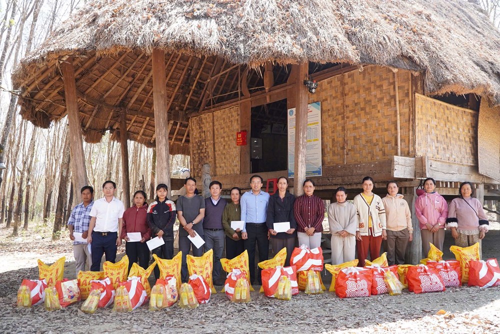 Sở Công thương Quảng Ngãi trao 300 triệu đồng quà Tết cho người dân vùng thiên tai - ảnh 2