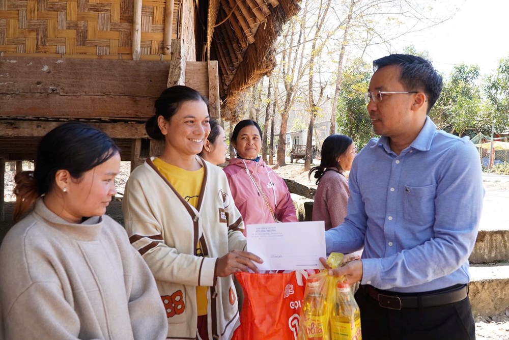 Sở Công thương Quảng Ngãi trao 300 triệu đồng quà Tết cho người dân vùng thiên tai - ảnh 1