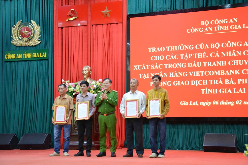 Lộ diện hai đối tượng cướp ngân hàng Vietcombank Gia Lai, thu giữ nhiều vũ khí nóng - ảnh 7