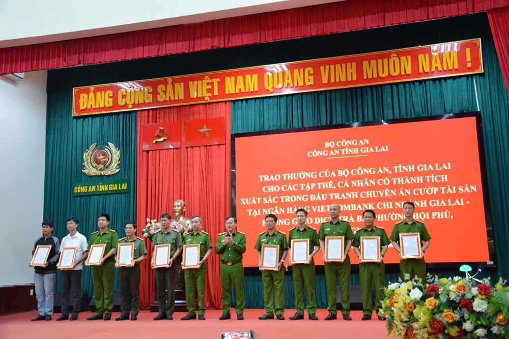 Lộ diện hai đối tượng cướp ngân hàng Vietcombank Gia Lai, thu giữ nhiều vũ khí nóng - ảnh 6