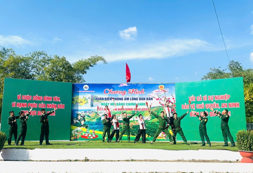 Xuân về nơi phên dậu Tổ quốc: Bộ đội Biên phòng Quảng Ngãi sưởi ấm lòng dân Sa Loong - ảnh 1