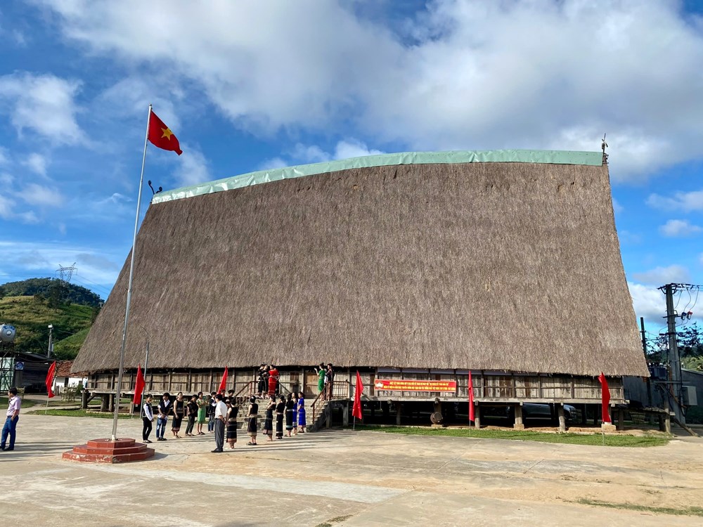 Quảng Ngãi: Hỏa hoạn thiêu rụi nhà rông lớn nhất của người Ba Na ở làng Kon Brăp Ju - ảnh 1