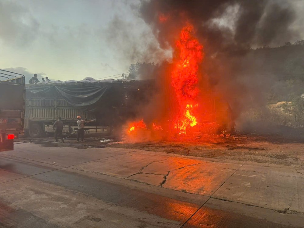 Xe đầu kéo chở bột mì bốc cháy trên đèo Lò Xo - ảnh 1