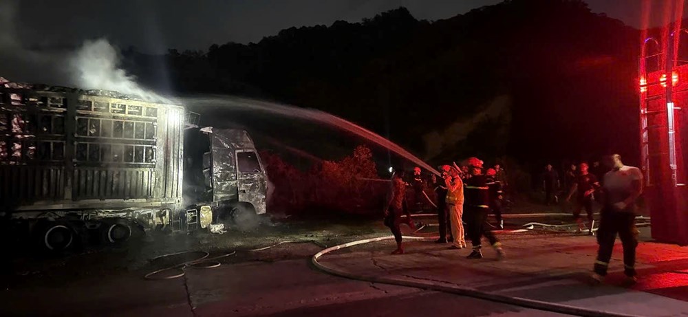 Xe đầu kéo chở bột mì bốc cháy trên đèo Lò Xo - ảnh 3