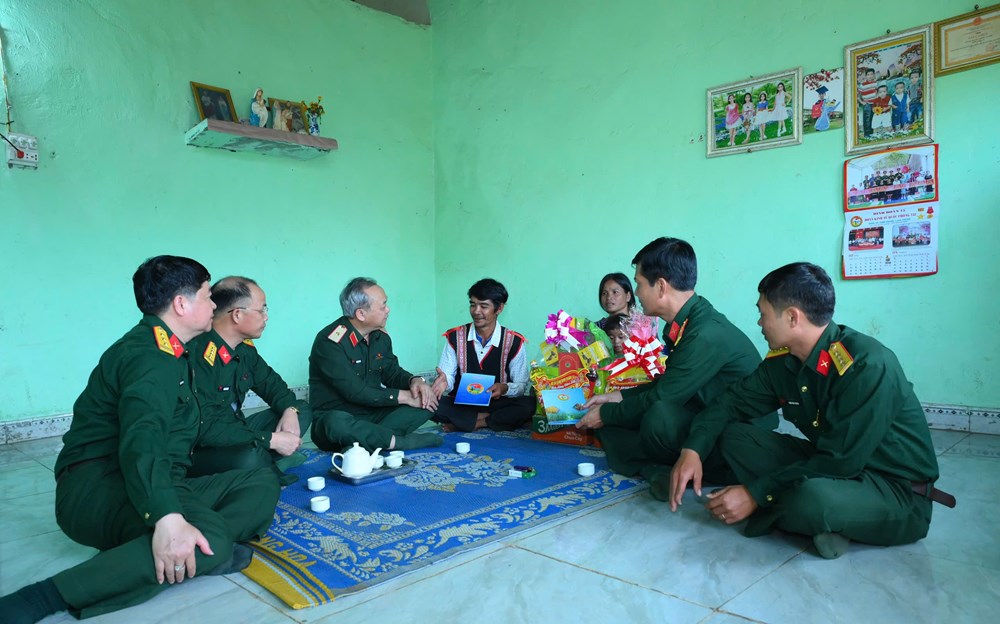 Đoàn KT-QP 732 mang Tết sớm đến biên giới Sa Loong - ảnh 7