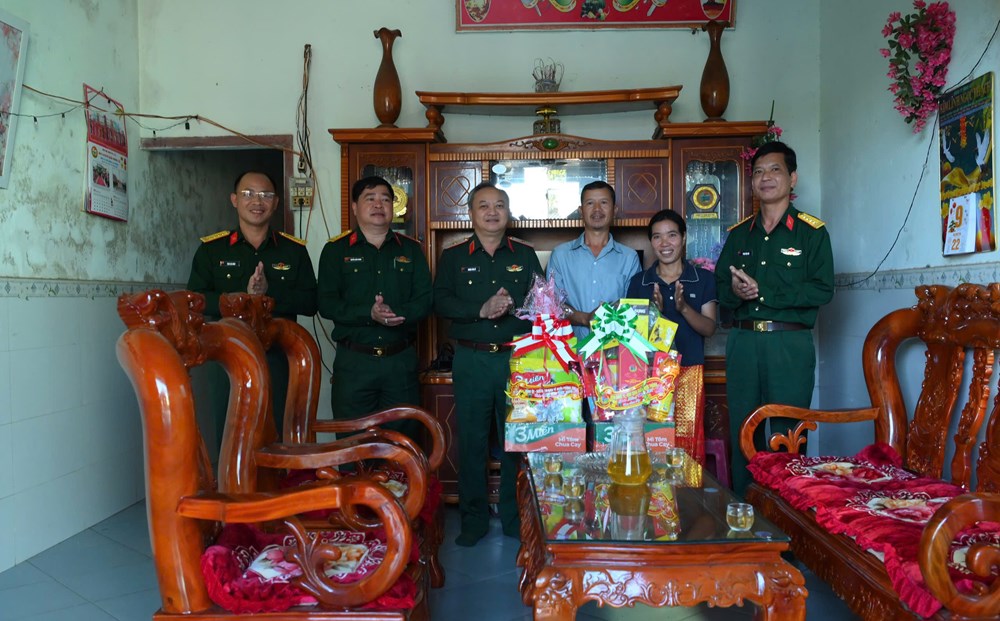Đoàn KT-QP 732 mang Tết sớm đến biên giới Sa Loong - ảnh 8