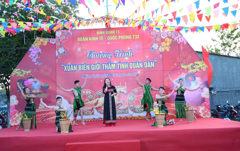 Đoàn KT-QP 732 mang Tết sớm đến biên giới Sa Loong - ảnh 2