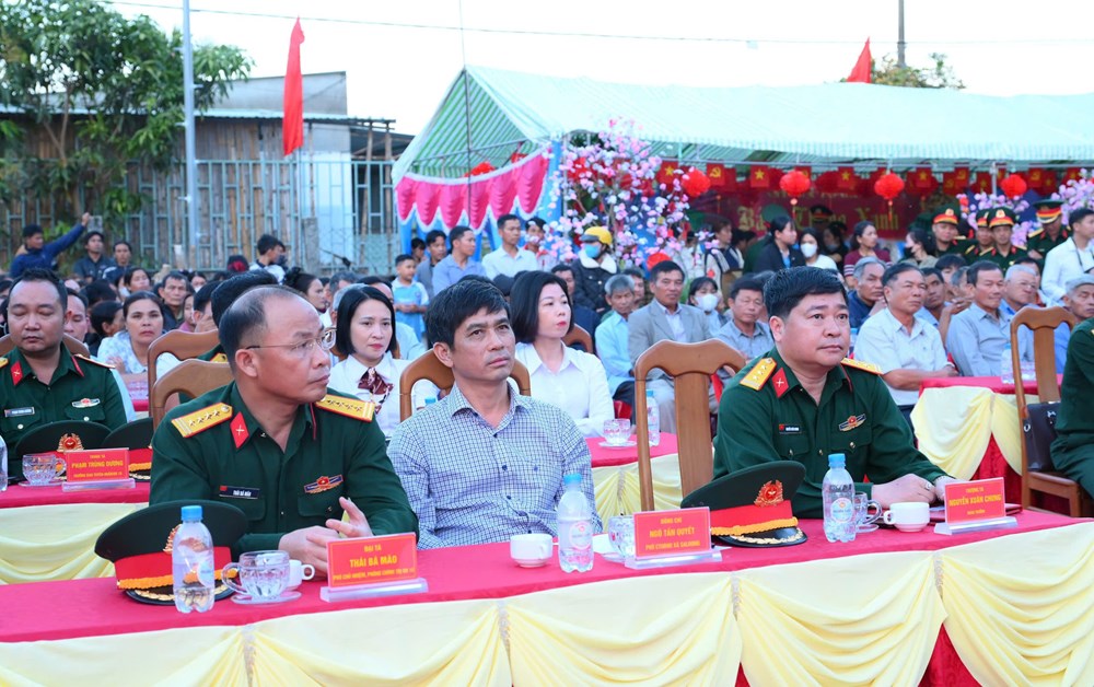 Đoàn KT-QP 732 mang Tết sớm đến biên giới Sa Loong - ảnh 1