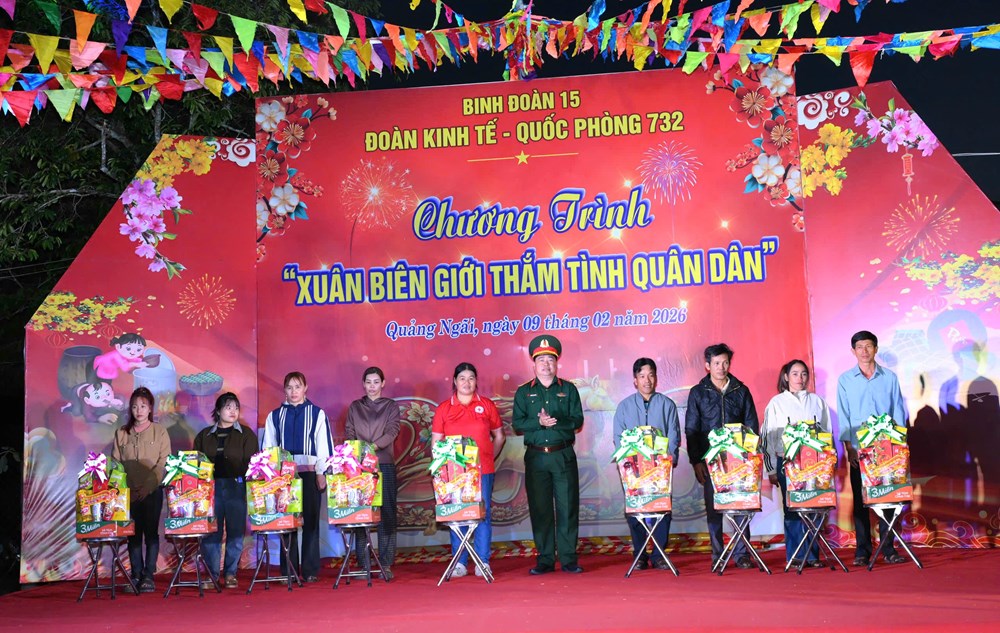 Đoàn KT-QP 732 mang Tết sớm đến biên giới Sa Loong - ảnh 3