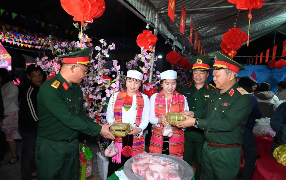 Đoàn KT-QP 732 mang Tết sớm đến biên giới Sa Loong - ảnh 6