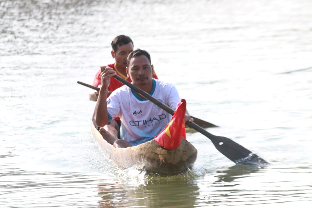 Sôi động Giải đua thuyền độc mộc trên sông Đăk Bla - ảnh 2