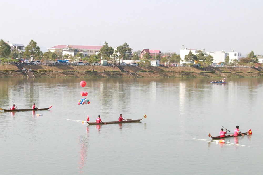 Sôi động Giải đua thuyền độc mộc trên sông Đăk Bla - ảnh 1
