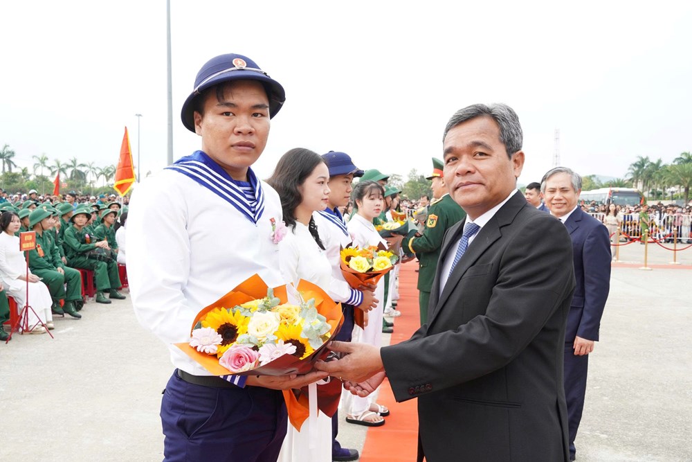 Hơn 3.900 thanh niên Quảng Ngãi lên đường thực hiện nghĩa vụ thiêng liêng với Tổ quốc - ảnh 2