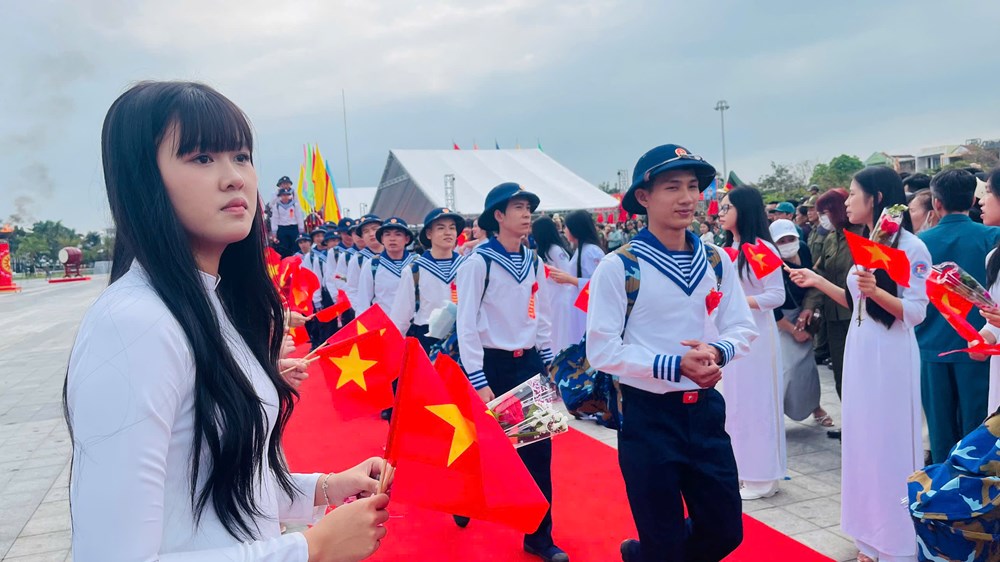 Hơn 3.900 thanh niên Quảng Ngãi lên đường thực hiện nghĩa vụ thiêng liêng với Tổ quốc - ảnh 11