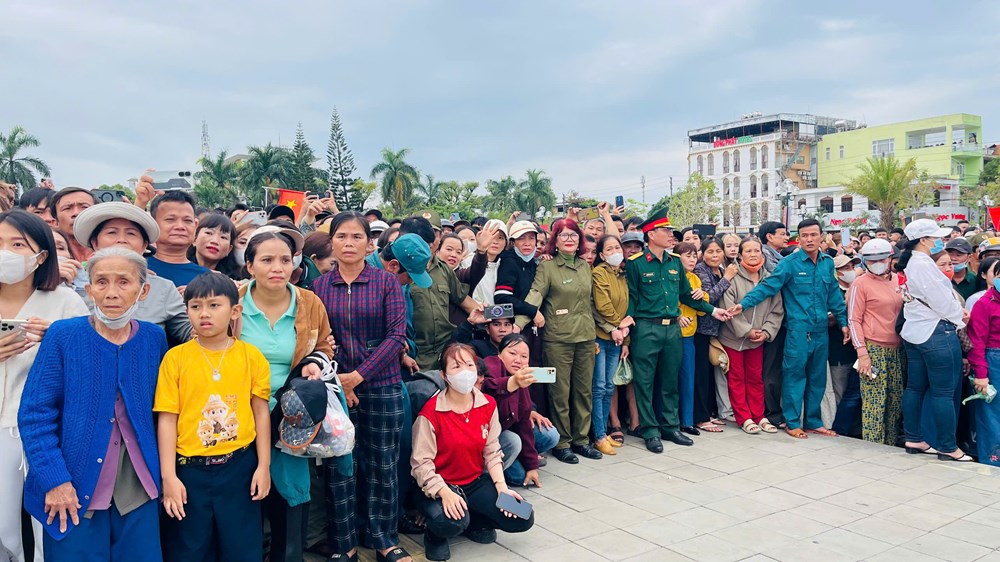 Hơn 3.900 thanh niên Quảng Ngãi lên đường thực hiện nghĩa vụ thiêng liêng với Tổ quốc - ảnh 9